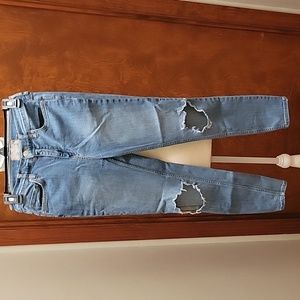 Free People | Light Wash Skinny jeans with holes in knees - size 28